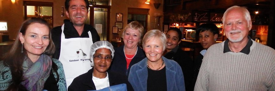  â€˜n Groepfoto tydens die oorhandiging van blyke van waardering, met die aanbieder, PJ Geyer, agter links